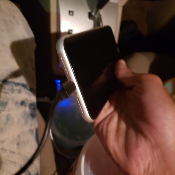 iPhone XR 256 gig white like new condition - Picture 4 of 6